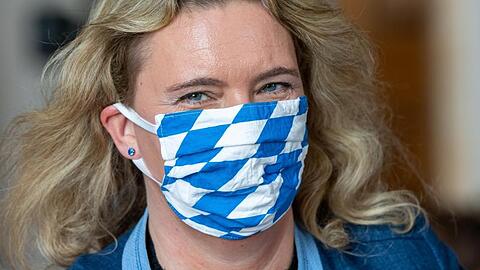 Kerstin Schreyer (CSU) geht mit Mundschutzmaske über den Gang. Foto: Peter Kneffel/dpa