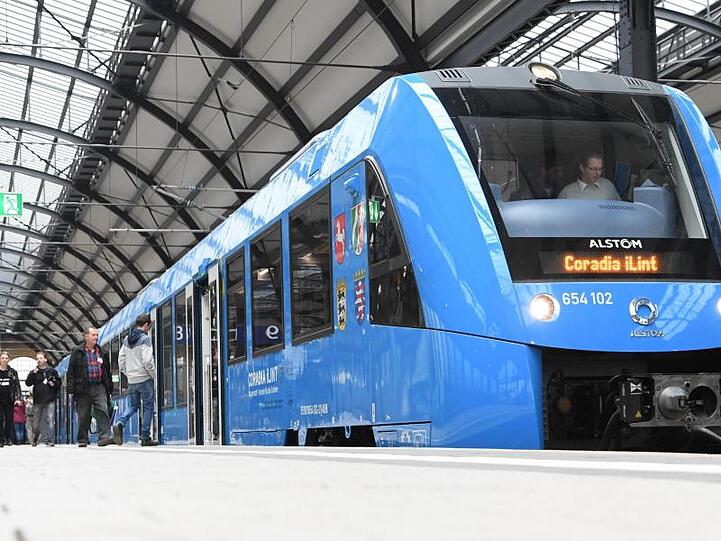 Ein Regionalzug des französischen Herstellers Alstom, der von einer Brennstoffzelle angetrieben wird, steht abfahrbereit im Wiesbadener Hauptbahnhof.