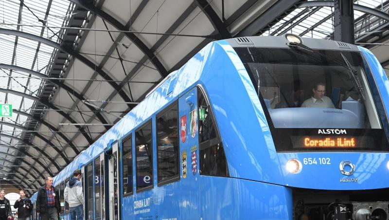 Ein Regionalzug des französischen Herstellers Alstom, der von einer Brennstoffzelle angetrieben wird, steht abfahrbereit im Wiesbadener Hauptbahnhof. Ein Regionalzug des französischen Herstellers Alstom, der von einer Brennstoffzelle angetrieben wird, steht abfahrbereit im Wiesbadener Hauptbahnhof.