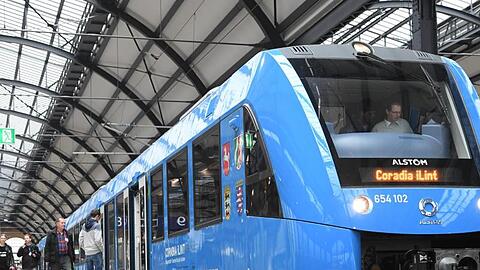 Ein Regionalzug des französischen Herstellers Alstom, der von einer Brennstoffzelle angetrieben wird, steht abfahrbereit im Wiesbadener Hauptbahnhof.