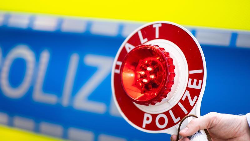 Ein Polizist bittet um Anhalten. Foto: Marius Becker/dpa/Symbolbild Ein Polizist bittet um Anhalten. Foto: Marius Becker/dpa/Symbolbild