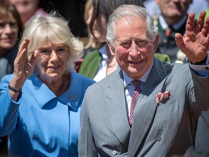 Prinz Charlesund Camilla beim Besuch des Bio-Bauernhofs Herrmannsdorfer Landwerkstätten.