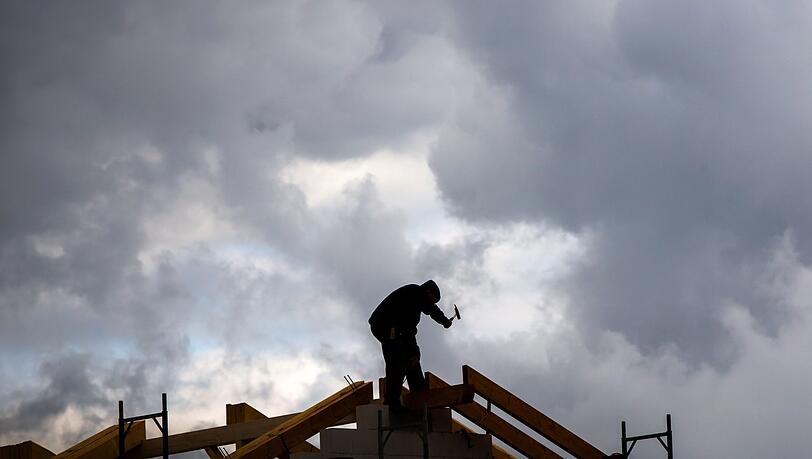 Durch den Bauboom in den USA und in China wird das Holz in Deutschland knapp. Das ist auch in der Landshuter Region zu spüren, der Rohstoff ist nur noch schwierig lieferbar.
