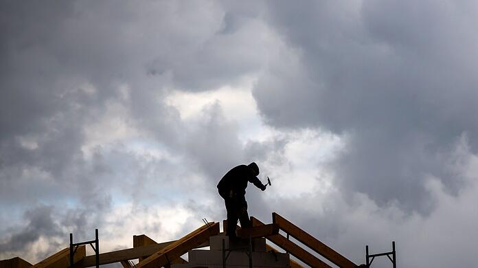 Durch den Bauboom in den USA und in China wird das Holz in Deutschland knapp. Das ist auch in der Landshuter Region zu spüren, der Rohstoff ist nur noch schwierig lieferbar.
