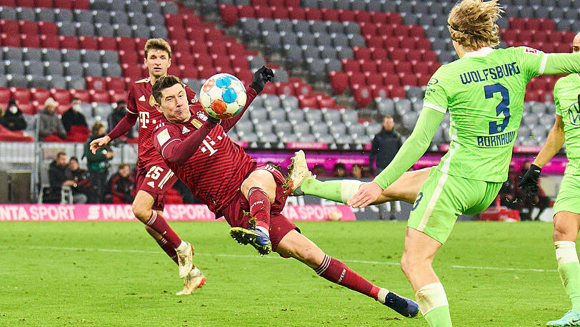 "Das Tor war technisch sehr anspruchsvoll und seiner Jahresleistung angemessen", urteilte Trainer Nagelsmann über den Seitfallzieher von Lewandowski gegen Wolfsburg - sein 43. Treffer im Kalenderjahr.