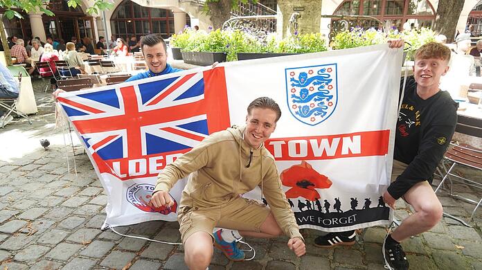 Scott (v.l.), Ben und Tobi feiern sich vorm Hofbräuhaus am Montag schon mal warm. Sie sind zum Spiel extra aus England angereist.