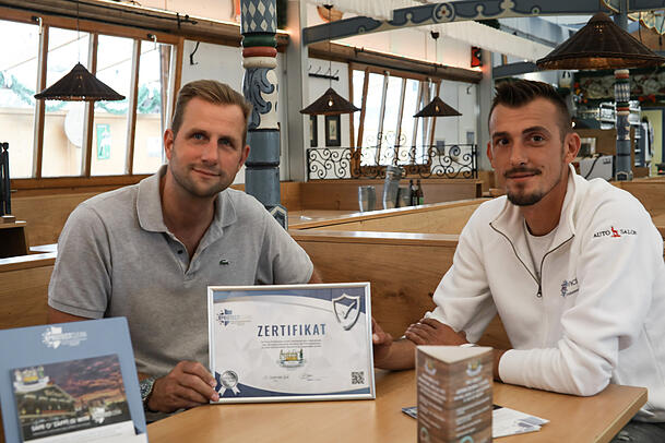 Wirt Ignaz Schmid (l.) mit einem Zertifikat von ProtectClean. Wirt Ignaz Schmid (l.) mit einem Zertifikat von ProtectClean.