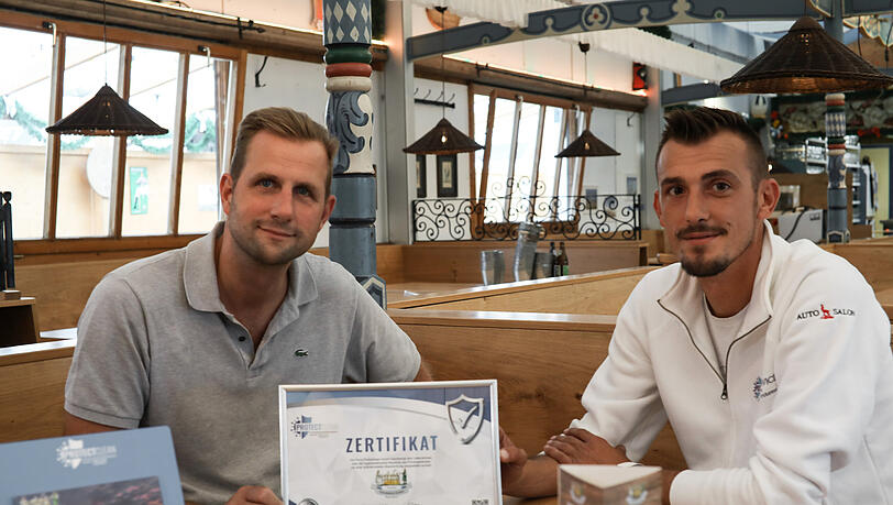 Wirt Ignaz Schmid (l.) mit einem Zertifikat von ProtectClean.