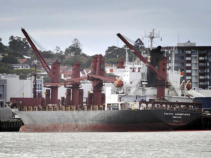 Der Unglücksfrachter "Pacific Adventurer" in einer Werft in Brisbane.