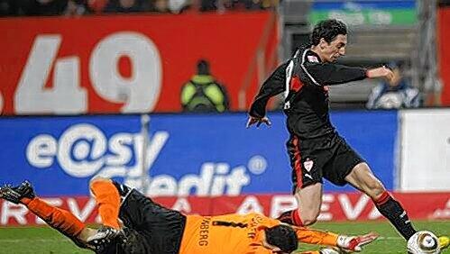 Der Schuss mitten ins Club-Herz: Stuttgarts Roberto Hilbert, ein ehemaliger Fürther, vorbei an FCN-Keeper Raphael Schäfer. Der Schuss mitten ins Club-Herz: Stuttgarts Roberto Hilbert, ein ehemaliger Fürther, vorbei an FCN-Keeper Raphael Schäfer.