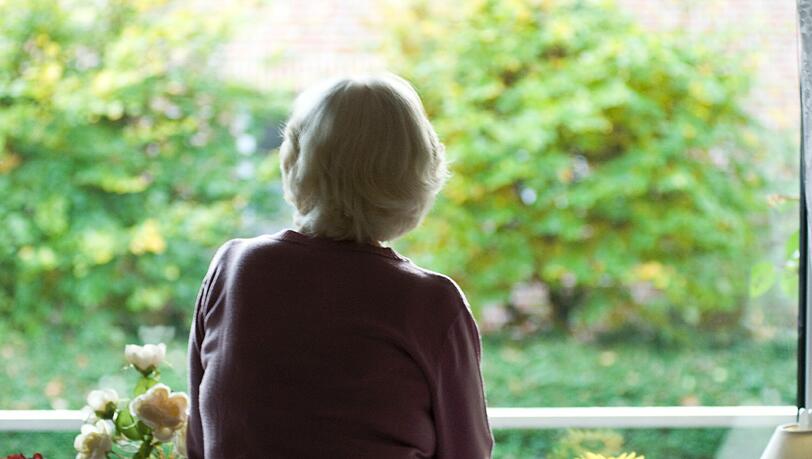 Sie ist auf die Ehrlichkeit ihres Pflegers angewiesen: Eine ältere Frau sitzt am Fenster ihrer Wohnung. Sie ist auf die Ehrlichkeit ihres Pflegers angewiesen: Eine ältere Frau sitzt am Fenster ihrer Wohnung.