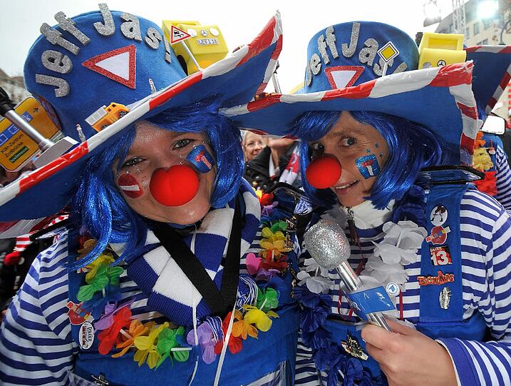 Kölle Alaaf! Bunte Clowns, Superman auf dem Weg zum Feiern, barocke Hochzeitsoufits. Köln steht heute Kopf! Sogar die Hunde werden hier verkleidet!
