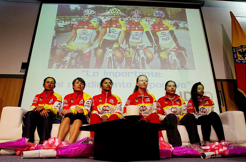 Die Radsportlerinnen bei einer Pressekonferenz am Mittwoch in Bogotá.