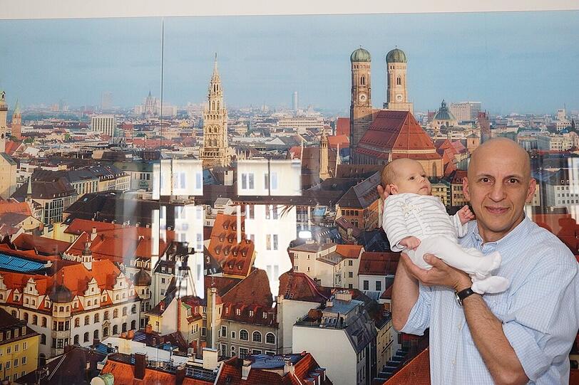 Ein stolzer Papa mit seinem Jubiläumskind im Rathaus.