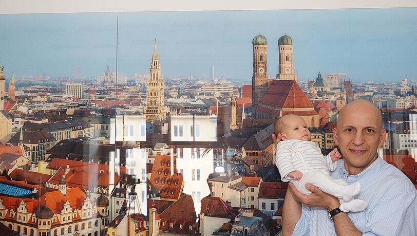 Ein stolzer Papa mit seinem Jubiläumskind im Rathaus.