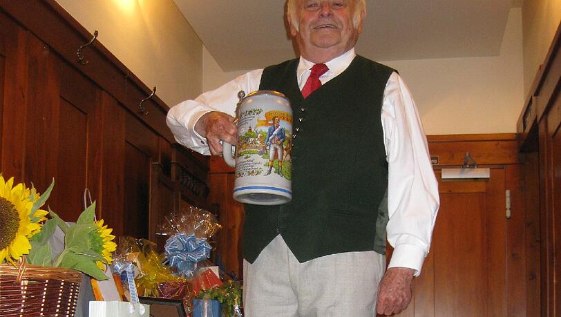 Der Jubilar auf seinem Biertragl de luxe