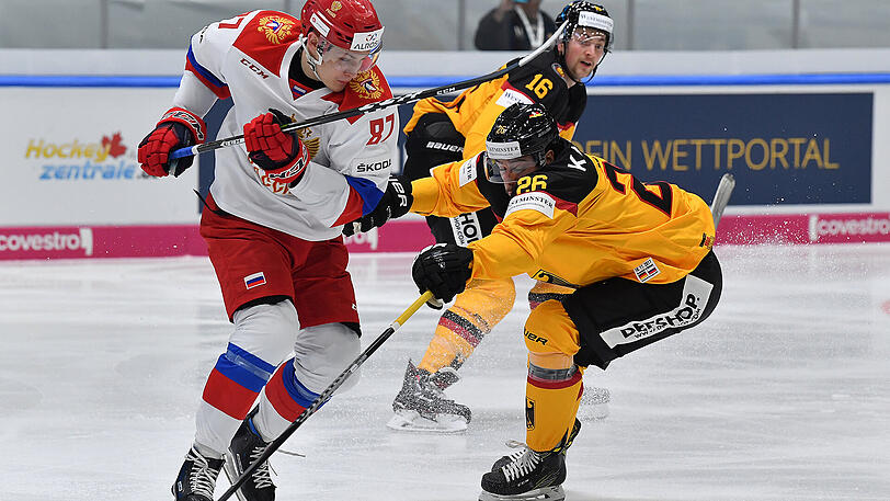 Andreas Eder (r, Deutschland) und Andrei Svetlakov (Russland) kämpfen um den Puck.