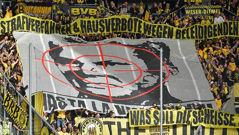 Dieses Plakat hatten die Anhänger von Borussia Dortmund beim Auswärtsspiel gegen die TSG Hoffenheim ausgebreitet. Dieses Plakat hatten die Anhänger von Borussia Dortmund beim Auswärtsspiel gegen die TSG Hoffenheim ausgebreitet.