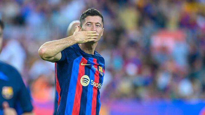 Robert Lewandowski wirft den Fans vor dem Spiel einen Kuss zu.