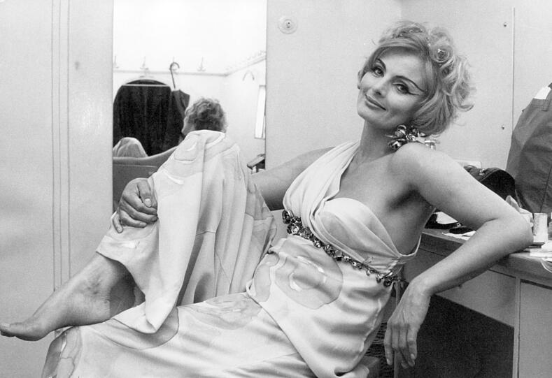 Ruth Maria Kubitschek als Helena in "Die Troerinnen des Euripides" in ihrer Garderobe in den Münchner Kammerspielen (1968)