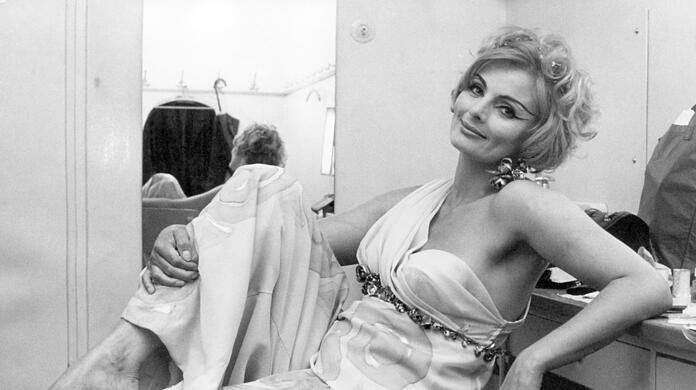 Ruth Maria Kubitschek als Helena in "Die Troerinnen des Euripides" in ihrer Garderobe in den Münchner Kammerspielen (1968)