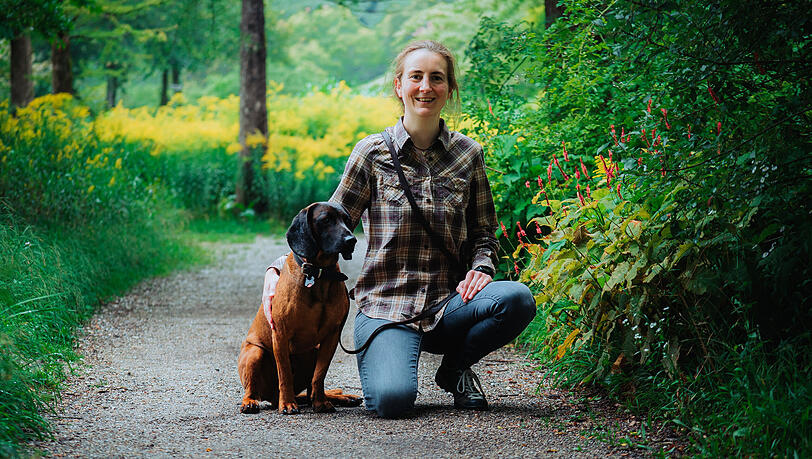 Wildtierökologin und Jägerin Farina Sooth mit ihrem dreijährigen Bayerischen Gebirgsschweißhund Astor.