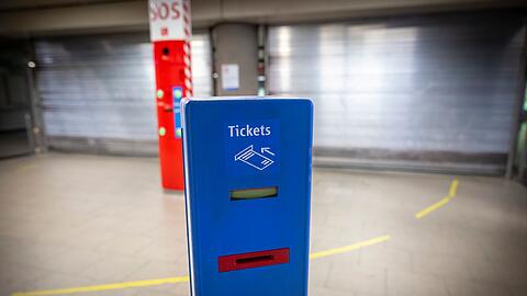 Mancherorts fuhren dennoch einige U-Bahnen, Trams oder Busse.
