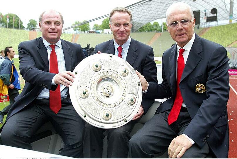 In den kommenden neun Jahren holte der FC Bayern mit Manager Hoeneß fünf Deutsche Meisterschaften - hier feiert das Führungstrio Hoeneß, Rummenigge und Beckenbauer den Titel im Jahr 2003 noch im alten Olympiastadion...
