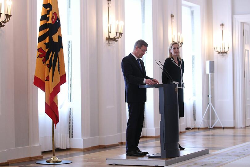 Bundespräsident Christian Wulff hat seinen Rücktritt erklärt. Er zog damit am Freitag die Konsequenzen aus einem drohenden Ermittlungsverfahren, für das die Staatsanwaltschaft Hannover die Aufhebung seiner Immunität beim Bundestag beantragt hat.