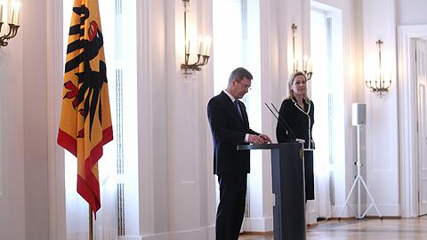 Bundespräsident Christian Wulff hat seinen Rücktritt erklärt. Er zog damit am Freitag die Konsequenzen aus einem drohenden Ermittlungsverfahren, für das die Staatsanwaltschaft Hannover die Aufhebung seiner Immunität beim Bundestag beantragt hat.
