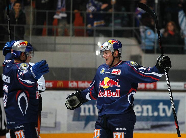 Lass dich umarmen: Martin Buchwieser (links) mit Ex-EHC-Spieler Paul Stastny.