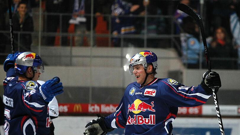 Lass dich umarmen: Martin Buchwieser (links) mit Ex-EHC-Spieler Paul Stastny. Lass dich umarmen: Martin Buchwieser (links) mit Ex-EHC-Spieler Paul Stastny.