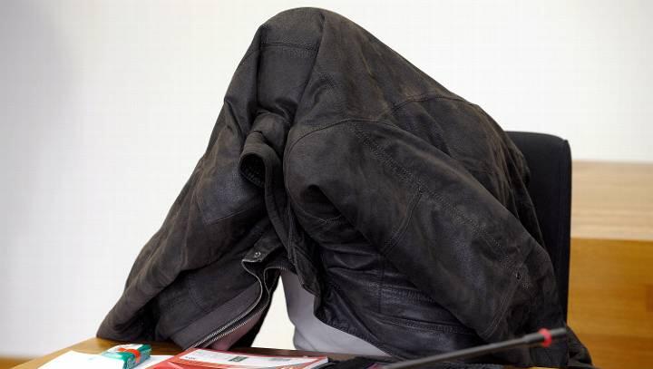 Der angeklagte Zahnarzt sitzt im Landgericht Potsdam auf seinem Platz. Der angeklagte Zahnarzt sitzt im Landgericht Potsdam auf seinem Platz.