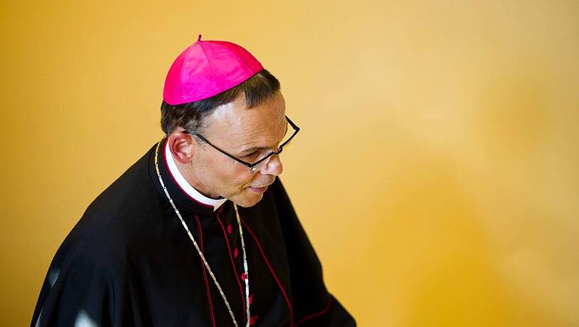 Der von Papst Franziskus beurlaubte Limburger Bischof Tebartz-van Elst stand auf der Gästeliste zur Verabschiedung des Kölner Kardinals Meisner. Gekommen ist der umstrittene Bischof nicht. Der von Papst Franziskus beurlaubte Limburger Bischof Tebartz-van Elst stand auf der Gästeliste zur Verabschiedung des Kölner Kardinals Meisner. Gekommen ist der umstrittene Bischof nicht.