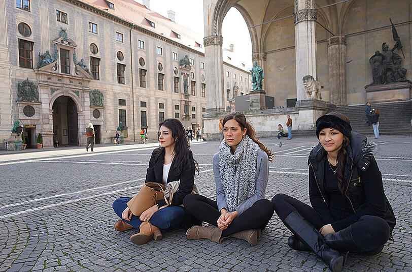 Die drei Flugbegleiterinnen Barbara (24), Andrea (23), Lynn (28) (v.l.) gedenken der Opfer von Paris: "Wir sind sehr traurig und erschüttert. Das kann überall passieren und ist unfassbar."