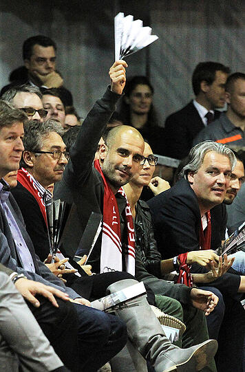 Am Mittwochabend waren Pep Guardiola und Uli Hoeneß zu Gast im Audi Dome. Verhindern konnten sie die Niederlage des FC Bayern aber nicht - gegen die Brose Baskets aus Bamberg liegen die Münchner nun 0:2 zurück.