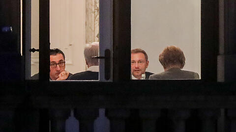 Der Vorsitzende von Bündnis 90/Die Grünen, Cem Özdemir, Bayerns Ministerpräsident Horst Seehofer (CSU), der FDP-Parteivorsitzende Christian Lindner und Bundeskanzlerin Angela Merkel (CDU) (v.l.) bei den Jamaika-Sondierungsgesprächen am späten Donnerstagabend.