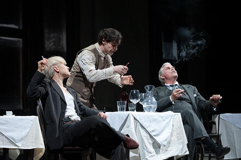 Hans Dieter Knebel (Brighella), Markus Meyer (Truffaldino), Andrea Wenzl (Beatrice) und Peter Simonischek (Pantalone) spielen Goldoni im Mafiamilieu.