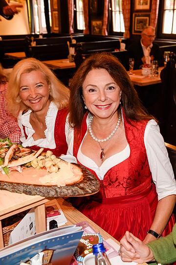 Die VIP-Ladies in Rot auf der Red Damen Wiesn: Claudia Cieslarczyk und Uschi Dämmrich von Luttitz.