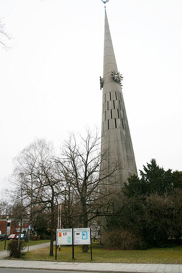 Außergewöhnliche Architektur &ndash; ja, auch die gibt es am Hasenbergl: Hier der Kirchturm von St. Nikolaus am Stanigplatz.