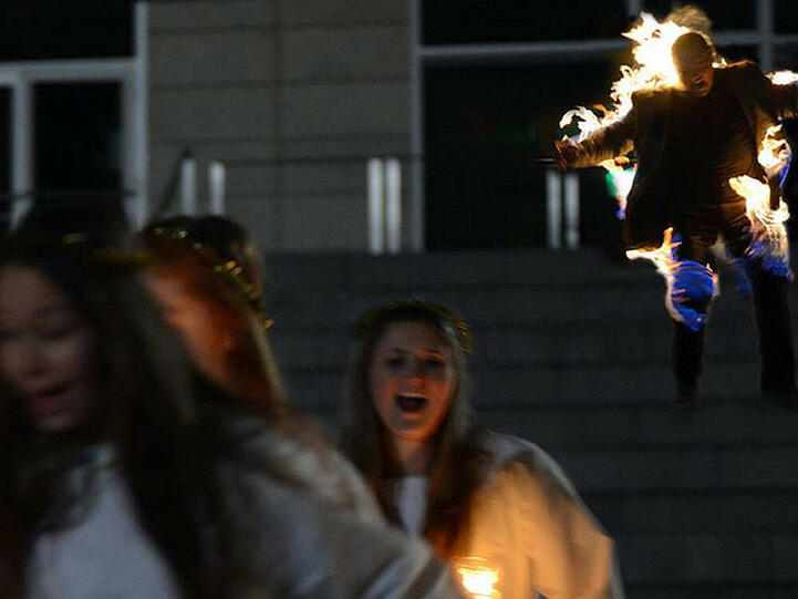 "Tatort": Beim Lucia-Fest-Umzug an einer dänischen Schule steht plötzlich ein Mann lichterloh in Flammen