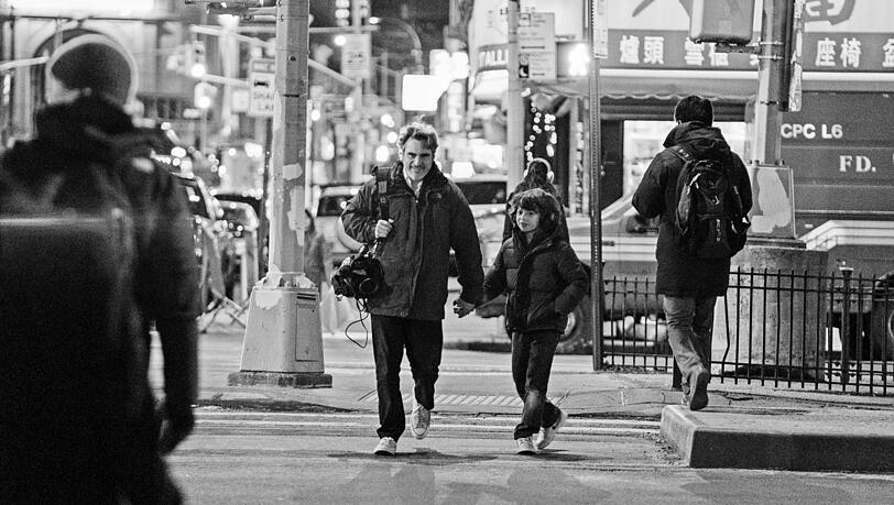 Joaquin Phoenix und Woody Norman als Onkel und Neffe auf ihrer Reportage-Reise durch die USA.