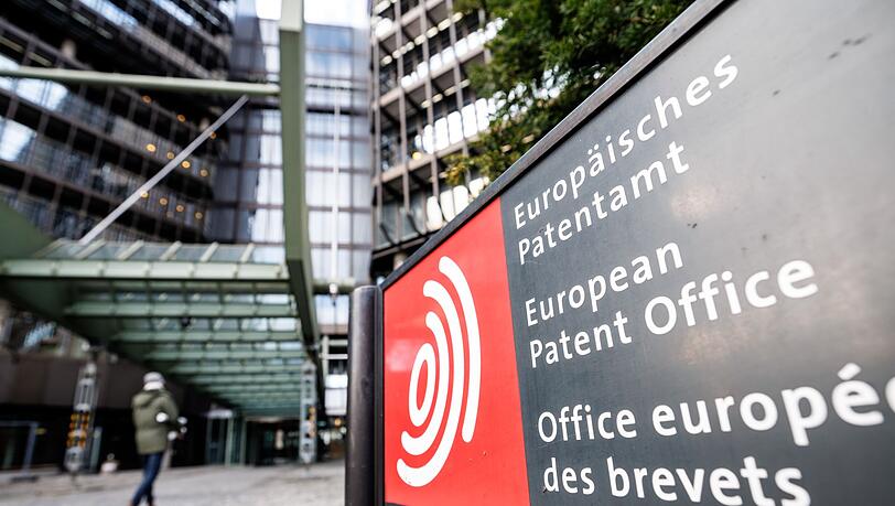 Das Logo mit dem dreisprachigen Schriftzug des europäischen Patenamts ist vor dem Gebäude zu sehen.