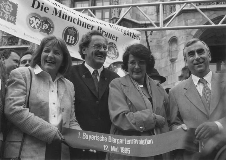 Revoluzzer-Unterstützer am 12. Mai 1995 (v.l.): Bundesjustizministerin Leutheusser-Schnarrenberger (FDP), SPD-OB Christian Ude mit Ehefrau Edith, Finanzminister Theo Waigel (CSU).