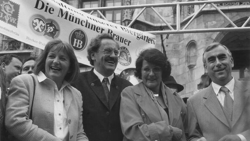 Revoluzzer-Unterstützer am 12. Mai 1995 (v.l.): Bundesjustizministerin Leutheusser-Schnarrenberger (FDP), SPD-OB Christian Ude mit Ehefrau Edith, Finanzminister Theo Waigel (CSU). Revoluzzer-Unterstützer am 12. Mai 1995 (v.l.): Bundesjustizministerin Leutheusser-Schnarrenberger (FDP), SPD-OB Christian Ude mit Ehefrau Edith, Finanzminister Theo Waigel (CSU).
