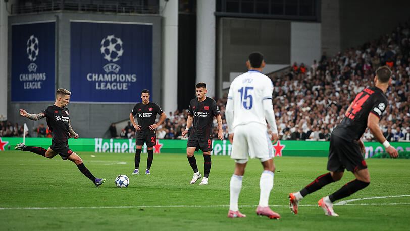 Wenn Alejandro Grimaldo zum Freistoß antritt, wird es für den Gegner meist gefährlich. Wenn Alejandro Grimaldo zum Freistoß antritt, wird es für den Gegner meist gefährlich.