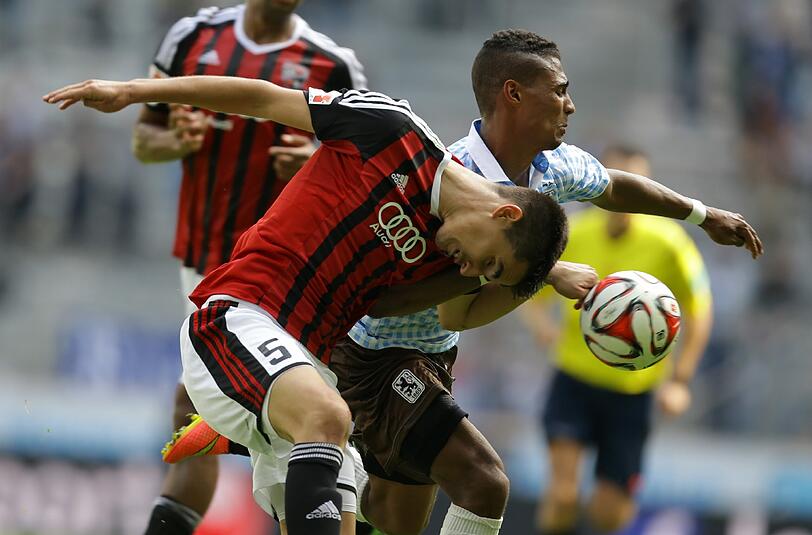 Hart umkämpft war das Derby (hier Okotie gegen Hübner) zwischen den Löwen und Ingolstadt in der Hinrunde.