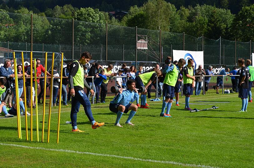 Trainer Torsten Fröhling und Co. in der Saisonvorbereitung bei der Arbeit - der TSV 1860 hat sein erstes Trainingslager in Bodenmais aufgeschlagen.