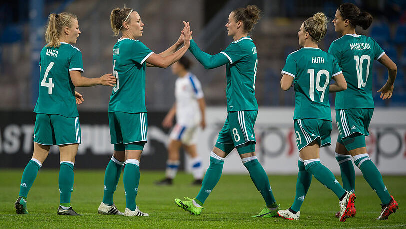 Die DFB-Frauen mit Leonie Maier, Kristin Demann, Simone Laudehr, Svenja Huth und Dzsenifer Marozsan (von links) jubeln nach dem tschechischen Eigentor.