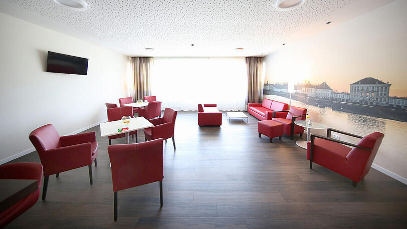 In der Lounge gibt es für die Patienten kostenlos Kaffee, Kuchen und Tageszeitungen.